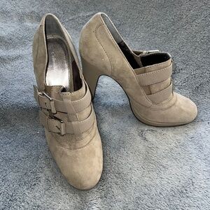 Calvin Klein. Tan/gray buckle boot heel